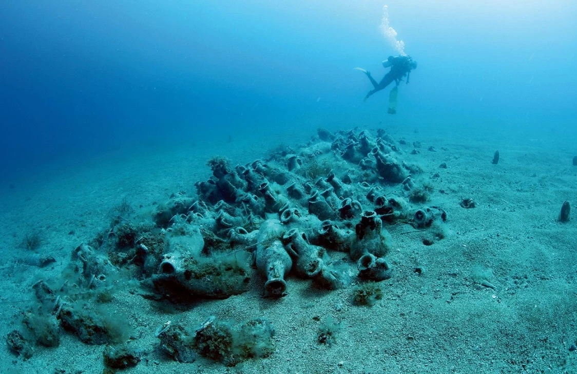 Ανακαλύφθηκαν 22 αρχαίοι αμφορείς κοντά στις ακτές της Αλβανίας